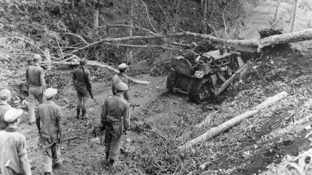 Pasukan Belanda maju di belakang sebuah buldoser di Sumatra, Indonesia, pada 4 Januari 1949. Foto: Keystone/Getty Images