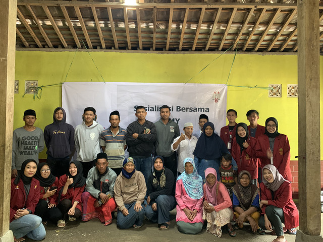 Foto bersama anggota Karangtaruna Dukuh Ngargosari. Sumber : instagram @kkn.umy050
