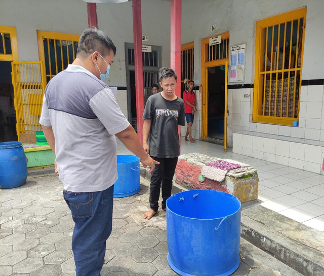 Penempatan Tong Sampah di Blok Hunian (Foto: Humas Lapas Brebes)