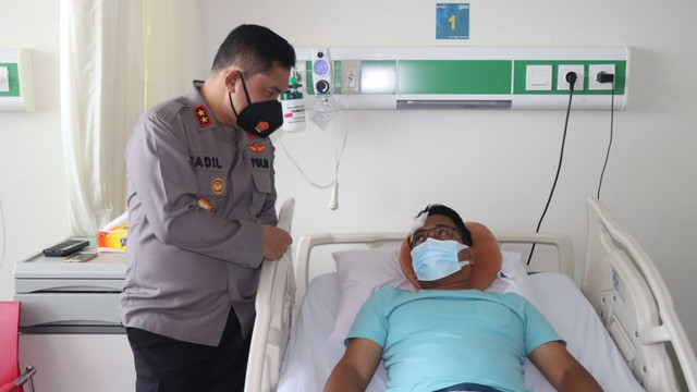 Kapolda Metro Jaya Irjen Pol. DR.H. Mohammad Fadil Imran., M.Si. membesuk Kasat Intel Polres Metro Jakarta Pusat AKBP Ferikson Tampubolon. Foto: Polda Metro Jaya