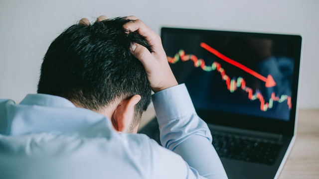 Ilustrasi trading. Foto: Chompoo Suriyo/Shutterstock