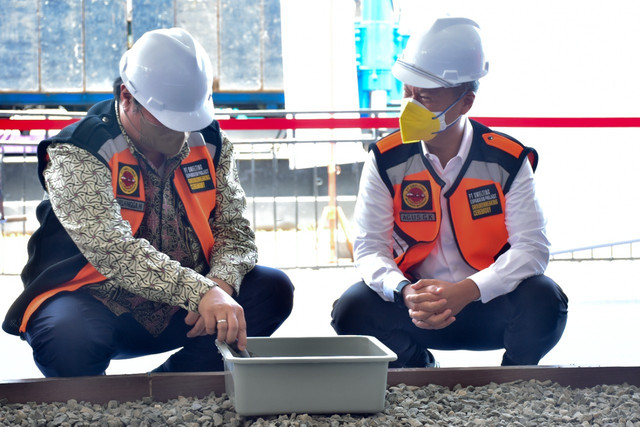 Menteri Koordinator Bidang Perekonomian Airlangga Hartarto bersama dengan Menteri Perindustrian Agus Gumiwang Kartasasmita di Surabaya, Minggu (20/2/2022). Foto: Kemenperin