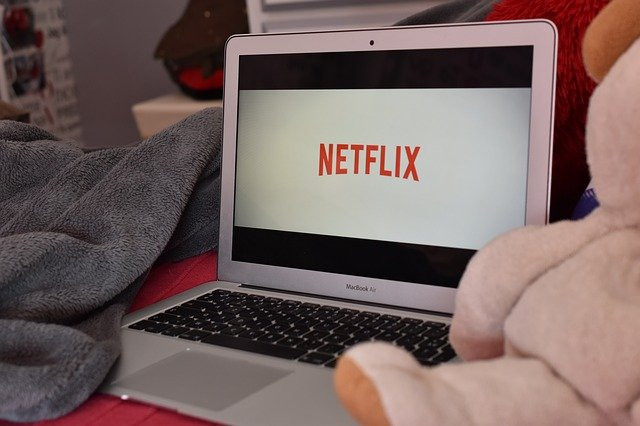 Ilustrasi mengakses Netflix melalui laptop. Foto: Pixabay.com