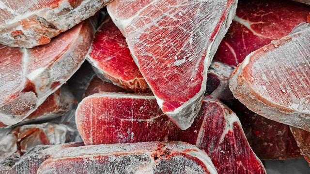 Daging beku di lemari es. Foto: Shahjehan/Shutterstock