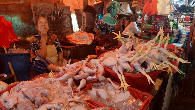 Kios daging ayam di Pasar Minggu. Foto: Ave Airiza Gunanto/kumparan