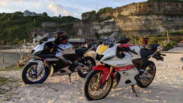 Menjajal all new Yamaha R15 Connected series dalam acara bLU cRU Fun Riding "Road To Mandalika", Kamis (17/3/2022). Foto: Sena Pratama/kumparan