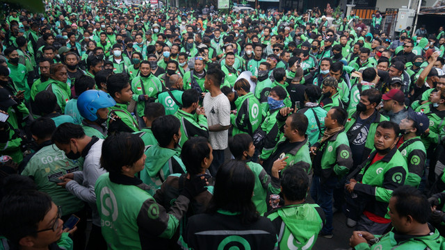 Pengemudi ojek online yang tergabung dalam Paguyuban Gojek Driver Jogjakarta (Pagodja) melakukan aksi damai di depan kantor Gojek, Umbulharjo, Yogyakarta, Kamis (24/3/2022). Foto: Andreas Fitri Atmoko/ANTARA FOTO
