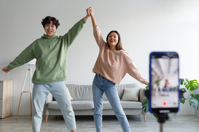 Ilustrasi anak muda yang membuat konten. Foto: Prostock-studio/Shutterstock