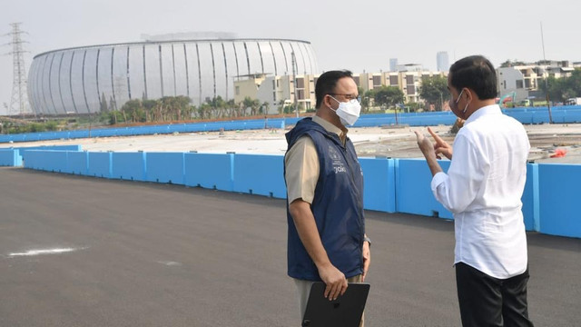 Presiden Joko Widodo berbincang dengan Gubernur DKI Jakarta Anies Baswedan saat meninjau proyek pembangunan Sirkuit Formula E di Ancol, Jakarta, Senin (25/4/2022). Foto: Rusman/Biro Pers Sekretariat Presiden