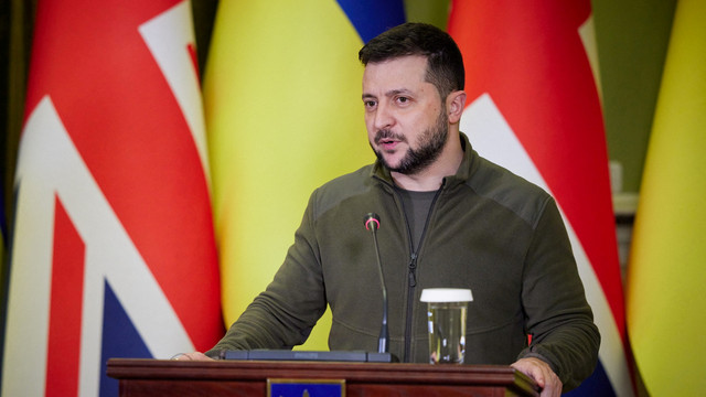 Presiden Ukraina Volodymyr Zelensky menghadiri jumpa pers dengan Perdana Menteri Inggris Boris Johnson, di Kiev, Ukraina, Sabtu (9/4/2022). Foto: Layanan Pers Kepresidenan Ukraina/Handout via REUTERS