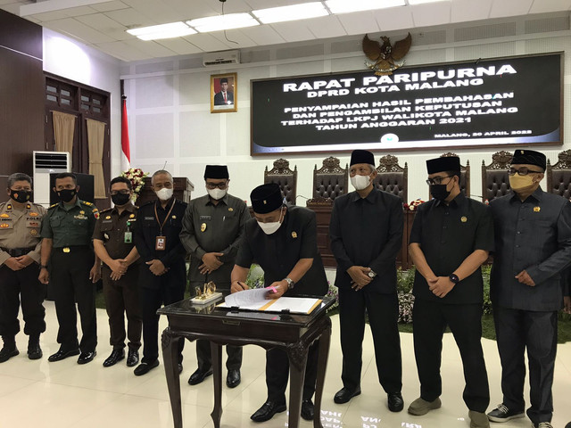 Penandatanganan hasil pembahasan LKPJ Pemerintah Kota Malang 2021 di Gedung DPRD Kota Malang. Foto: istimewa
