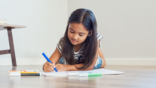 Anak bermain dengan spidol. Foto: Rido/Shutterstock