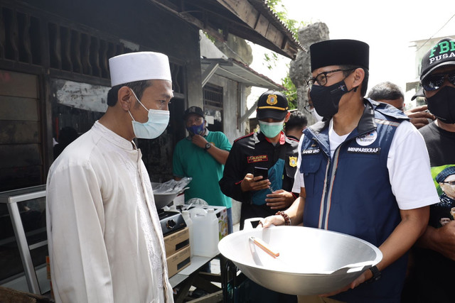 Sandiaga Uno berasama Rumah SandiUno Indonesia (RSI) mendatangi Kampung Padaengan, Cakung, Jakarta Timur. Foto: Dok ist