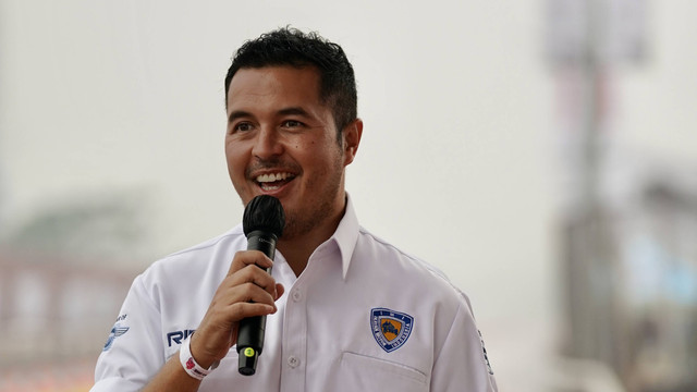 Pebalap nasional, Rifat Sungkar berbicara saat ajang Street Race Polda Metro Jaya di kawasan BSD Serpong, Tangerang, Banten, Jumat (22/4/2022). Foto: Dok. Pertamina Fastron Enduro