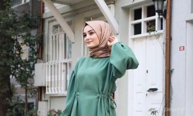 Baju Hijau Daun Cocok dengan Jilbab Warna Apa. Foto: beautynesia.id