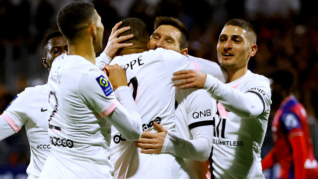 Pemain Paris St Germain Kylian Mbappe berselebrasi bersama rekan timnya usai mencetak gol kedua mereka saat hadapi Clermont di Stade Gabriel Montpied, Clermont-Ferrand, Prancis, Sabtu (9/4/2022). Foto: Stephane Mahe/REUTERS
