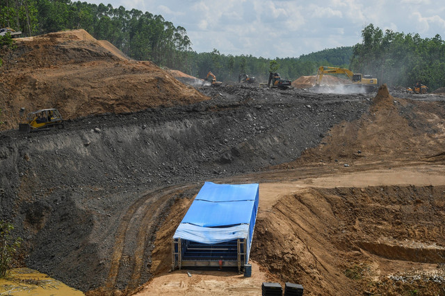 Alat berat beroperasi membangun jalur logistik di lahan hutan tanaman industri yang akan menjadi Kawasan Inti Pusat Pemerintahan Ibu Kota Negara (IKN) Nusantara di Kecamatan Sepaku, Penajam Paser Utara, Kalimantan Timur, Selasa (15/3/2022). Foto: Hafidz Mubarak A/ANTARA FOTO