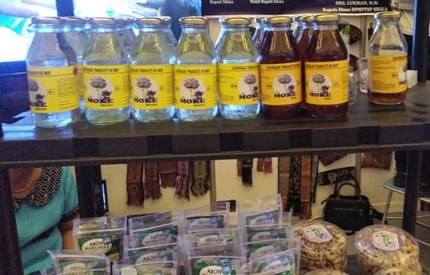 Moke anggur dan moke wine hasil produksi IKM Lontar di Brai Teteng, Desa Watu Gong Kecamatan Alok Timur, Kabupaten Sikka. Foto : Athy Meaq