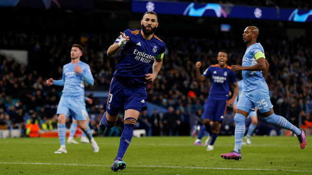 Selebrasi pemain Real Madrid Karim Benzema usai melakukan tendangan penalti pada pertandingan Liga Champions Leg Pertama Semi Final di Stadion Etihad, Manchester, Inggris. Foto: Craig Brough/Reuters