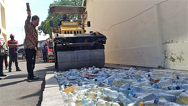 Wakil Wali Kota (Wawali) Solo Teguh Prakosa memecahkan botol miras untuk menandai pemusnahan miras di halaman Mapolresta Solo, Jumat (22/04/2022). FOTO: Agung Santoso