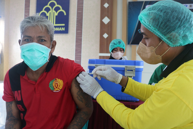 Salah satu warga binaan pemasyarakatan (WBP) Lapas Pemuda Madiun disuntik Vaksin Covid-19 di Aula Adi Sudjatno, Senin(28/2/2022)pagi. (Foto:Humas Lasdaun)