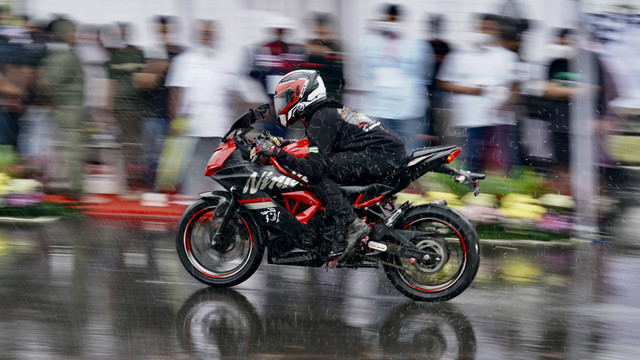 Peserta memacu sepeda motornya dalam ajang Street Race Polda Metro Jaya di kawasan BSD Serpong, Tangerang, Banten, Jumat (22/4/2022). Foto: Dok. Pertamina Fastron Enduro