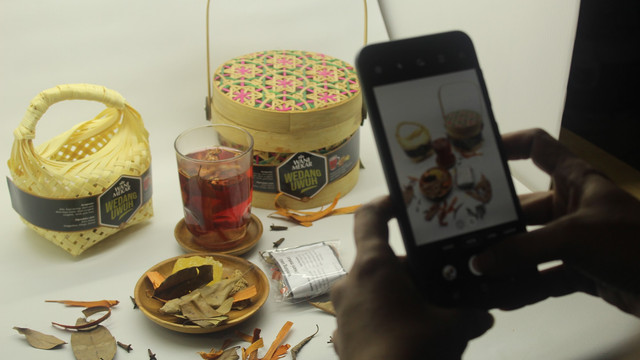 KWT mencoba untuk memfoto produk wedang uwuh. (Sumber: dokumen pribadi)