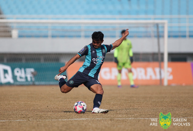 Asnawi Mangkualam bersama Ansan Greeners di musim 2021/22. Foto: Facebook/ansangreenersfc