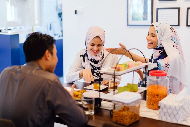 Ilustrasi menjalankan silaturahmi saat lebaran. Foto: Pexels