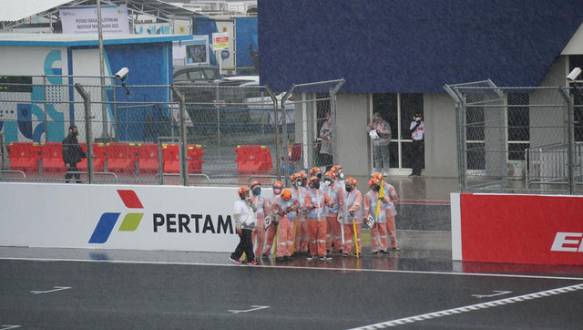 Hujan deras mengguyur Sikruit Mandalika jelang balapan MotoGP. Foto: Gesit Prayogi/kumparan
