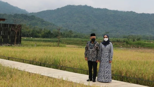 Wakil Presiden Ma'ruf Amin, beserta istrinya, Wury Ma'ruf Amin, berpose dengan latar Bukit Menoreh, di sela kegiatan meninjau kawasan Balkondes PGN Karangrejo, Magelang, Jawa Tengah, Kamis (21/4/2022). Foto: Rangga Jingga/ANTARA