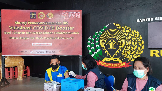 Penyuntikan Vaksin Booster Kepada WBP Rutan Masohi (DOK. Helpdesk Rutan Masohi)