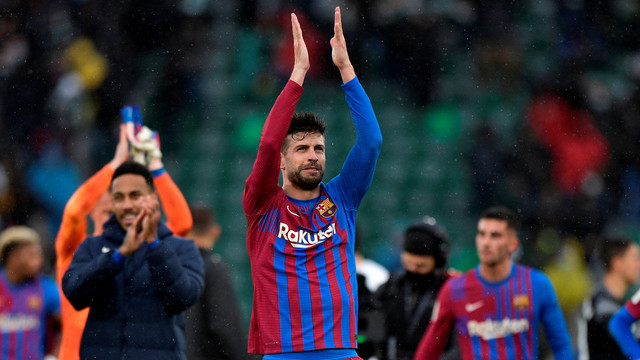 Pemain FC Barcelona Gerard Pique melakukan selebrasi usai melawan Elche pada pertandingan Liga Spanyol di Estadio Manuel Martinez Valero, Elche, Spanyol. Foto: Pablo Morano/Reuters