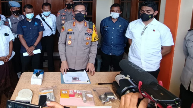 Polisi menunjukkan barang bukti kue yang dibuat berbahan narkoba - IST