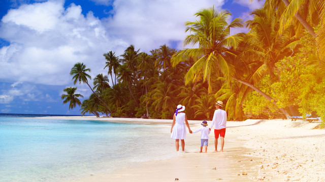 Ilustrasi orang tua dan anak yang liburan di pantai. Foto: NadyaEugene/Shutterstock