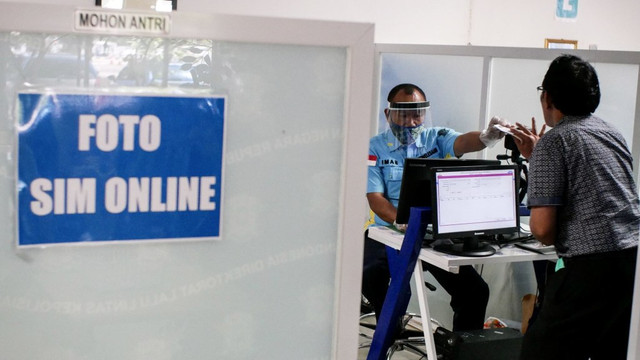 Peserta membuat Surat Izin Mengemudi (SIM) di Satuan Penyelenggara Administrasi (Satpas) SIM Daan Mogot, Jakarta. Foto: ANTARA FOTO/Rivan Awal Lingga