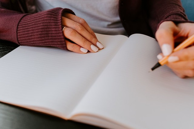 Ilustrasi menulis macam-macam majas. Foto: Unsplash.com