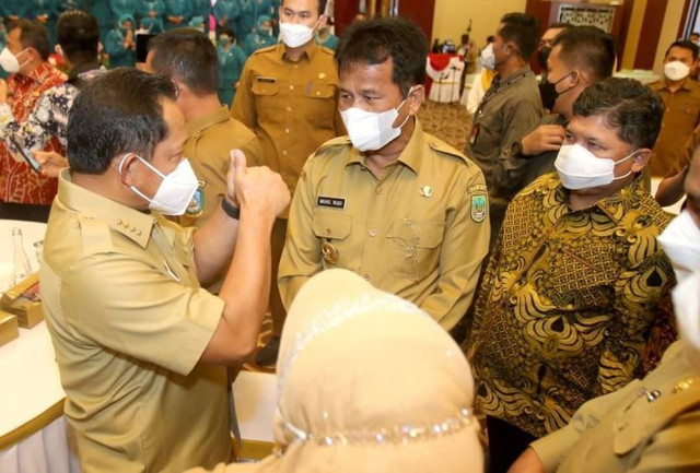Mendagri Tito Karnavian berbincang dengan Wali Kota Batam Rudi. (Foto: ist)