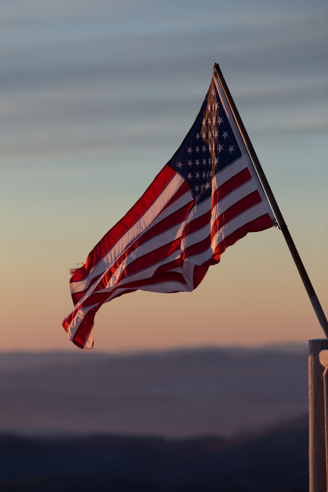 Foto oleh Sawyer Sutton: https://www.pexels.com/photo/shallow-photography-of-usa-flag-973049/