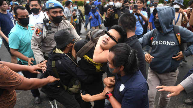 Petugas mengamankan seorang pria yang diduga provokator di sela aksi unjuk rasa 21 April di kawasan Patung Kuda, Jakarta, Kamis (21/4/2022). Foto: Akbar Nugroho Gumay/ANTARA FOTO