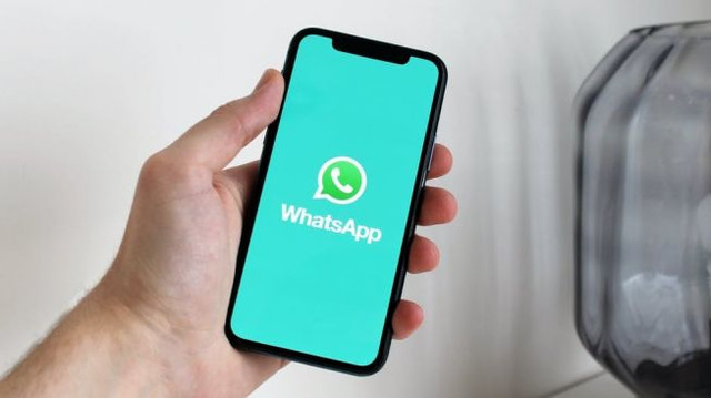 Ilustrasi aplikasi WhatsApp di iPhone. Foto: Unsplash.com