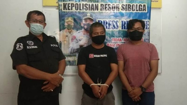 Polisi saat menangkap Kepling yang diduga mengedarkan sabu di Kota Sibolga. Foto: Dok. Istimewa