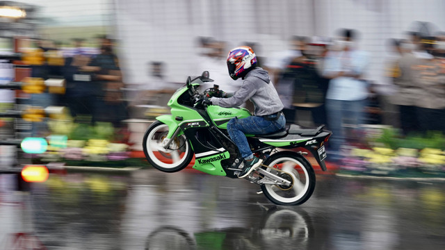 Peserta memacu sepeda motornya dalam ajang Street Race Polda Metro Jaya di kawasan BSD Serpong, Tangerang, Banten, Jumat (22/4/2022). Foto: Dok. Pertamina Fastron Enduro