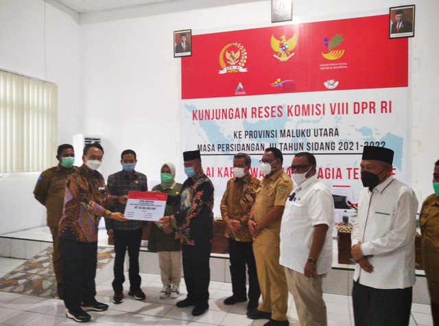 Samsu Niang, Anggota DPR RI Komisi VIII saat menyerahkan bantuan ke Keluarga Penerima Manfaat, dan diterima secara simbolis oleh Sekretaris Jendral Kemensos Harry Hikmat, Senin (21/2). Foto: Ghalim/cermat