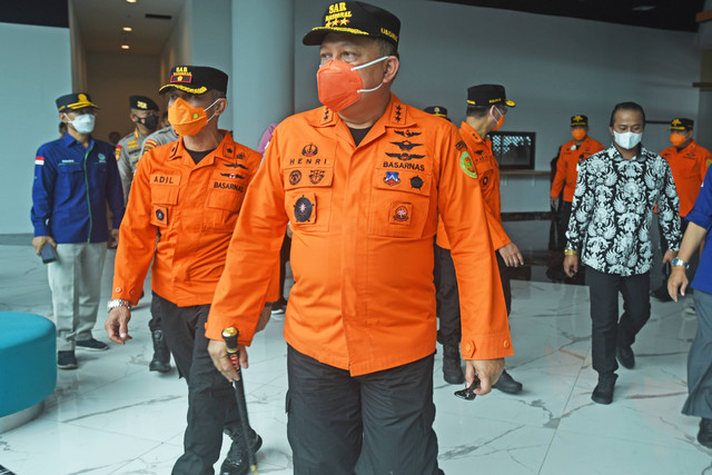 Kepala Badan Nasional Pencarian dan Pertolongan (Basarnas) Marsekal Madya TNI Henri Alfiandi didampingi staff meninjau pelaksanaan Simulasi Penyelamatan Korban Kecelakaan Laut di Selat Sunda, Banten, Rabu (20/4/2022). Foto: Asep Fathulrahman/ANTARA FOTO