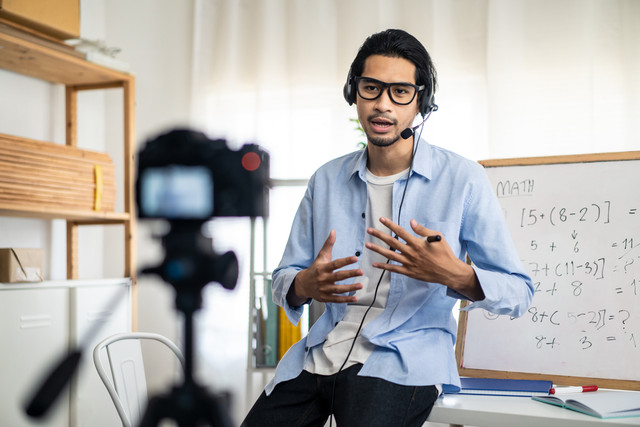 Ilustrasi guru yang mengajar saat PJJ. Foto: aslysun/Shutterstock