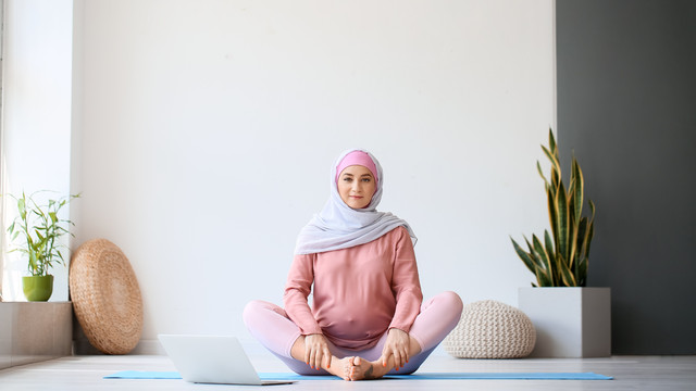 Ilustrasi ibu hamil berolahraga saat berpuasa. Foto: Pixel-Shot/Shutterstock