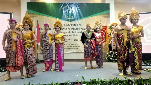 Parade Tata Rias Pengantin Bali dalam acara Pelantikan Pengurus Dewan Pimpinan Daerah Harpi Melati Bali di Kuta, Rabu, (27/4/2022) - LSU