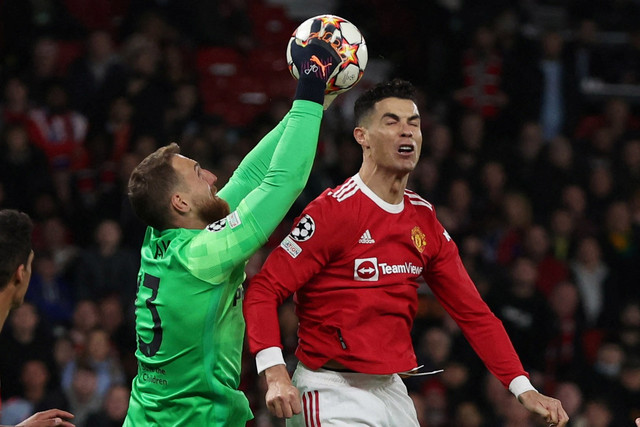 Pemain Manchester United Cristiano Ronaldo berebut bola dengan penjaga gawang Atletico Madrid Jan Oblak pada pertandingan leg kedua babak 16 besar Liga Champions di ld Trafford, Manchester, Inggris.
 Foto: Phil Noble/REUTERS