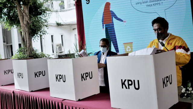 Simulasi pemungutan suara di halaman KPU RI, Jakarta, Selasa (22/3/2022). Foto: Jamal Ramadhan/kumparan